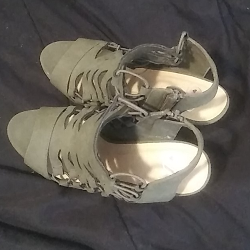 Heels - Picture 2 of 4